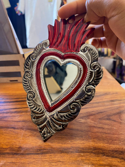 Corazón artesanal de hojalata con espejo – Sagrado Corazón mexicano hecho a mano para colgar