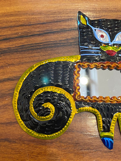 Gatito artesanal de hojalata estilo Día de Muertos con espejo – decoración mexicana hecha a mano