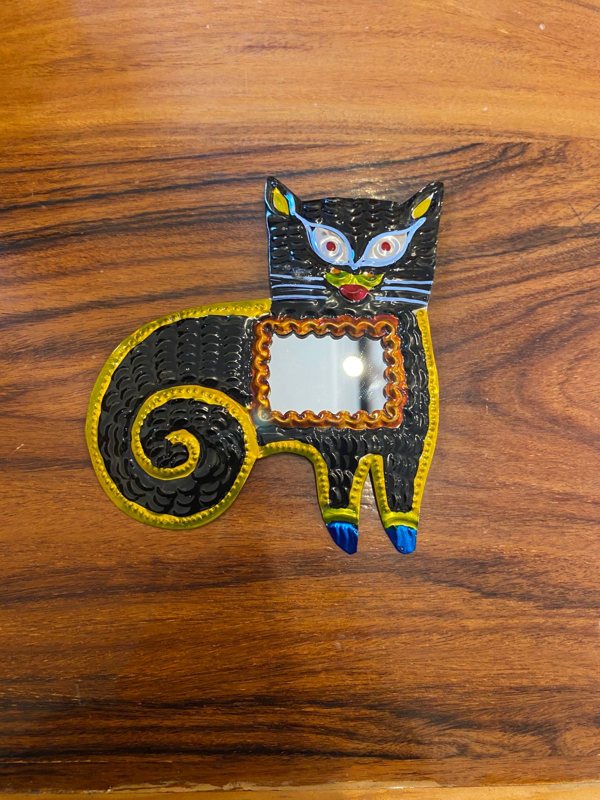 Gatito artesanal de hojalata estilo Día de Muertos con espejo – decoración mexicana hecha a mano