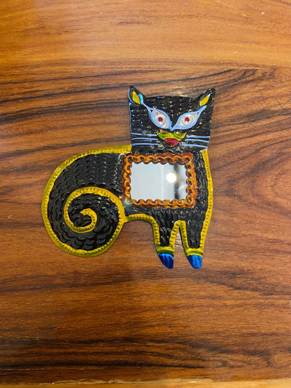 Gatito artesanal de hojalata estilo Día de Muertos con espejo – decoración mexicana hecha a mano