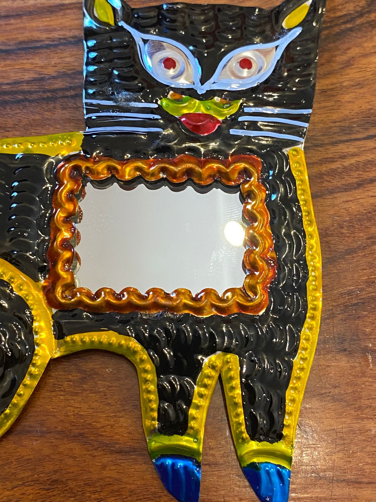 Gatito artesanal de hojalata estilo Día de Muertos con espejo – decoración mexicana hecha a mano