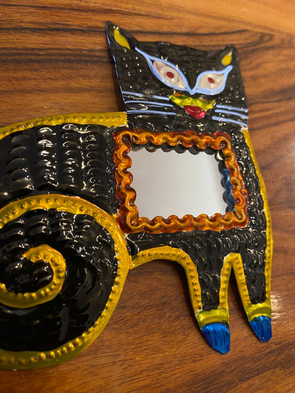 Gatito artesanal de hojalata estilo Día de Muertos con espejo – decoración mexicana hecha a mano