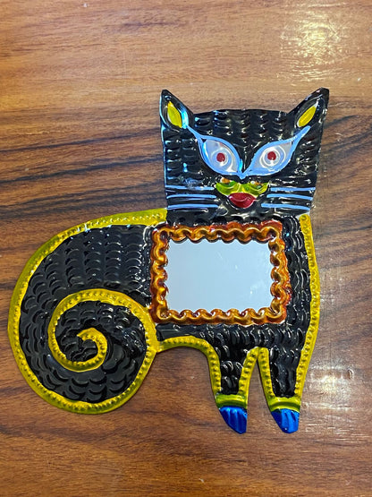 Gatito artesanal de hojalata estilo Día de Muertos con espejo – decoración mexicana hecha a mano