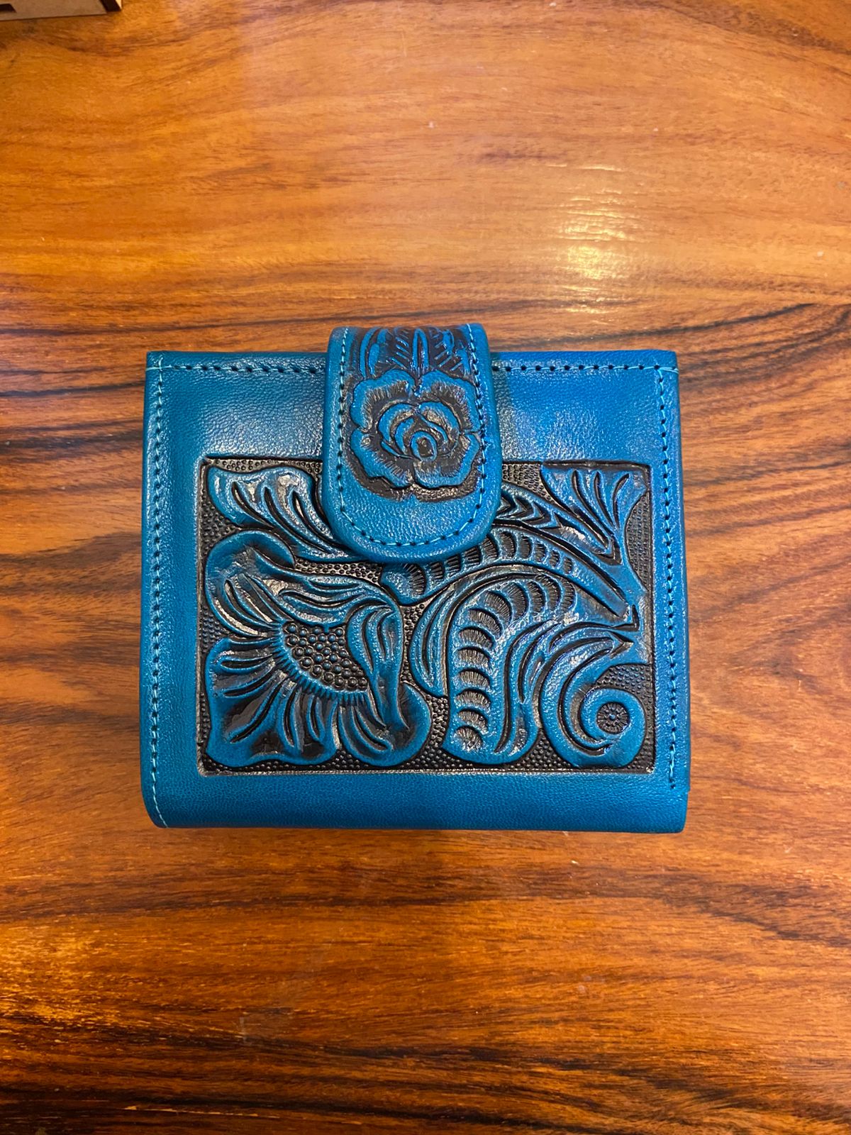 Cartera artesanal de piel repujada color azul turquesa – billetera mexicana hecha a mano en cuero genuino
