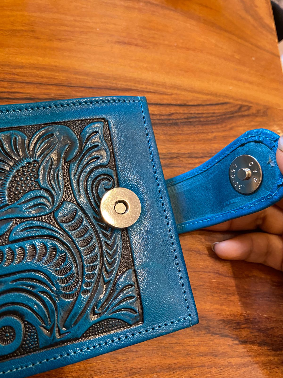 Cartera artesanal de piel repujada color azul turquesa – billetera mexicana hecha a mano en cuero genuino