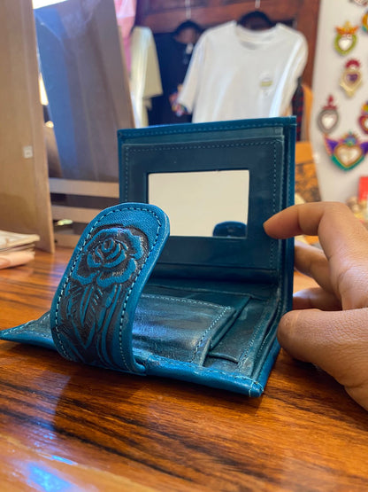 Cartera artesanal de piel repujada color azul turquesa – billetera mexicana hecha a mano en cuero genuino
