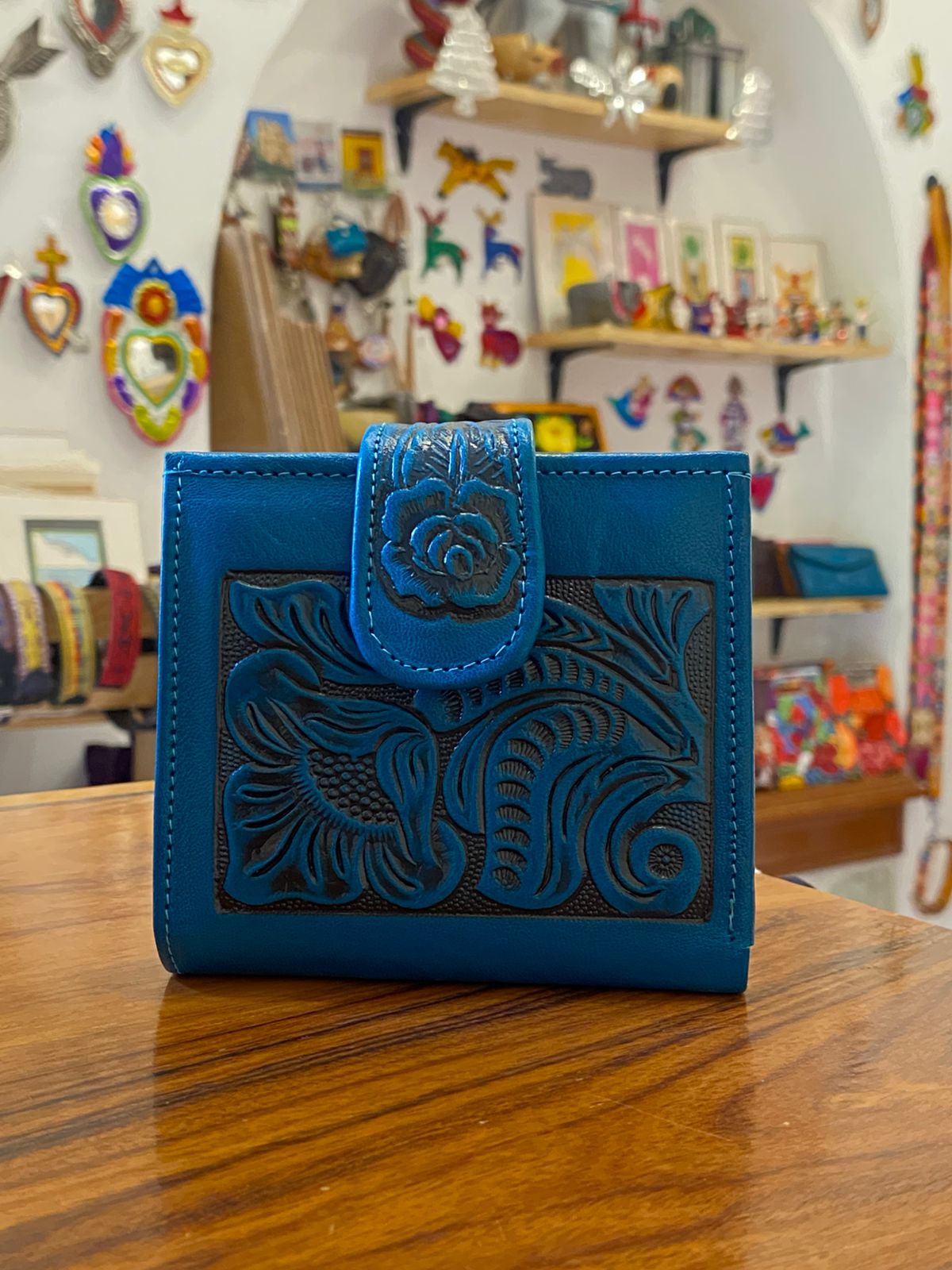 Cartera artesanal de piel repujada color azul turquesa – billetera mexicana hecha a mano en cuero genuino