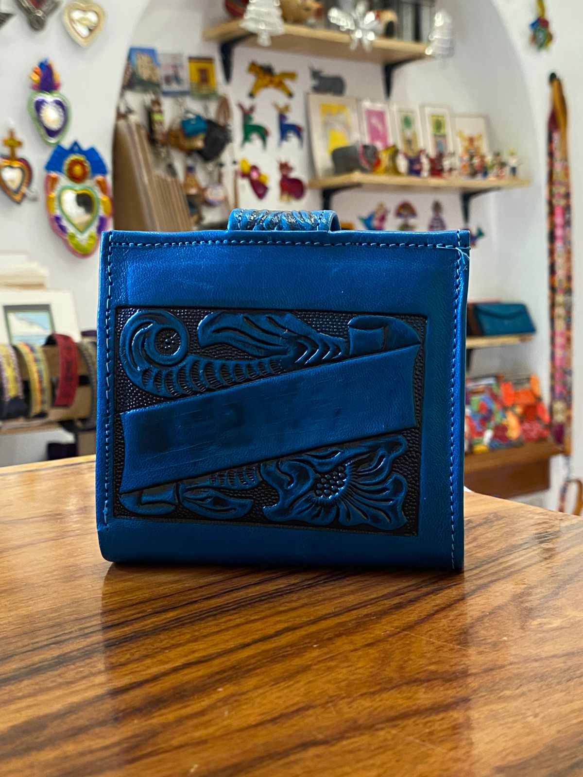 Cartera artesanal de piel repujada color azul turquesa – billetera mexicana hecha a mano en cuero genuino