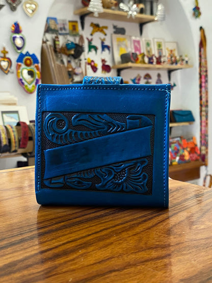 Cartera artesanal de piel repujada color azul turquesa – billetera mexicana hecha a mano en cuero genuino