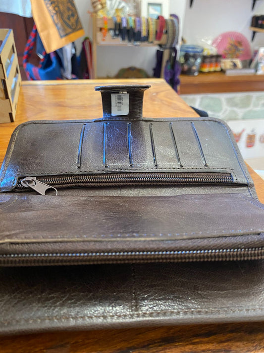 Cartera tipo clutch artesanal de piel repujada color café – bolso mexicano hecho a mano en cuero genuino
