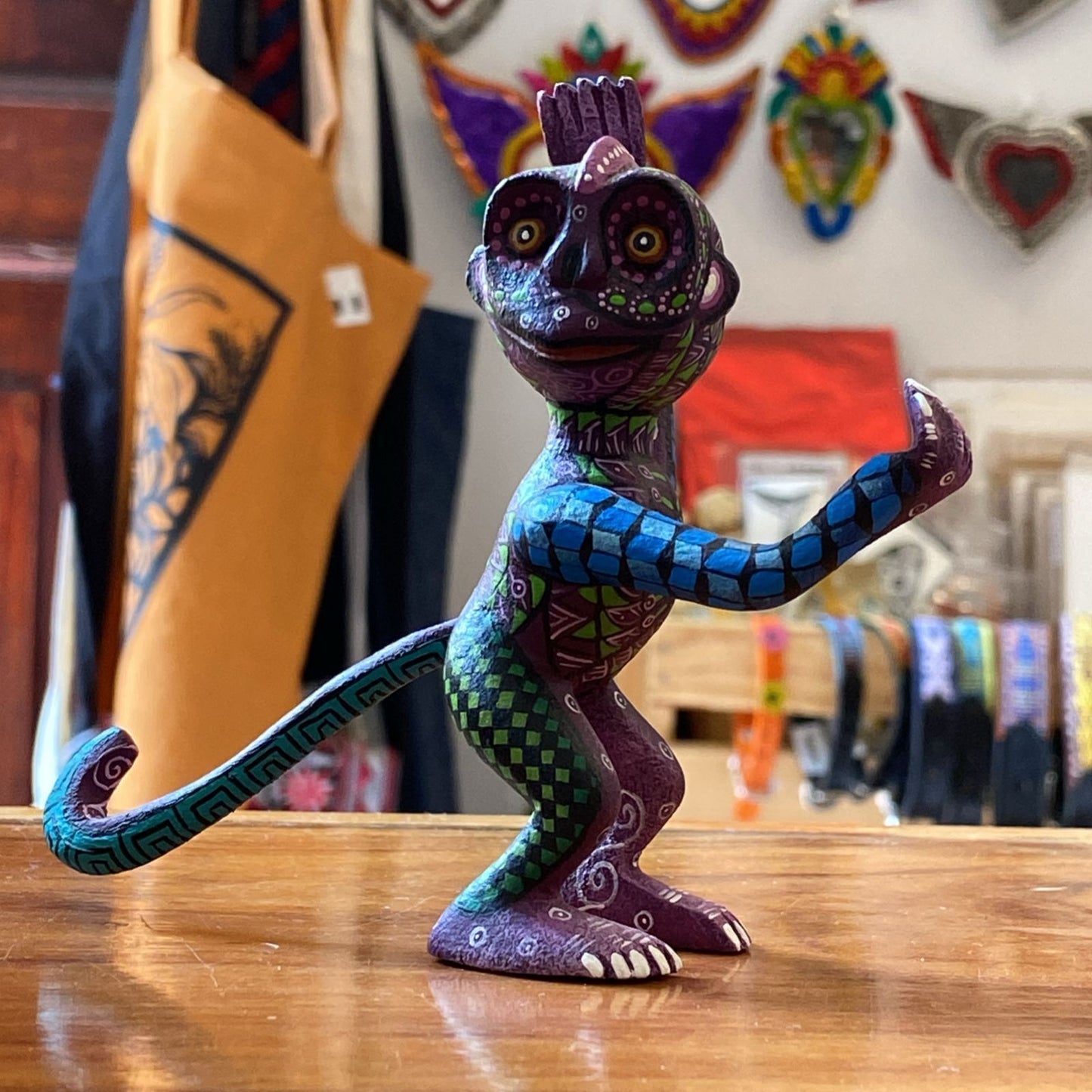 Alebrije fino de mono fantástico – figura tallada y pintada a mano en madera de copal, arte oaxaqueño