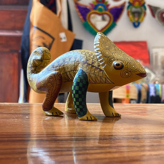 Alebrije fino de camaleón fantástico – figura tallada y pintada a mano en madera de copal, arte oaxaqueño