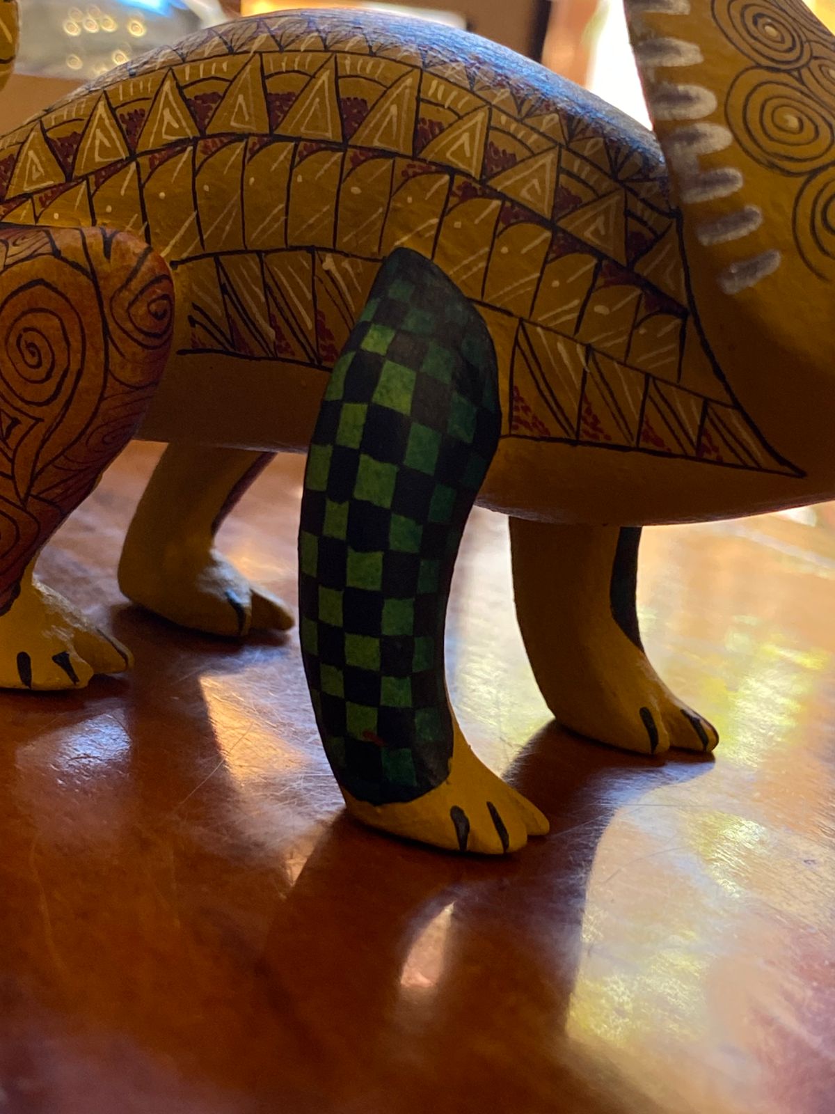 Alebrije fino de camaleón fantástico – figura tallada y pintada a mano en madera de copal, arte oaxaqueño