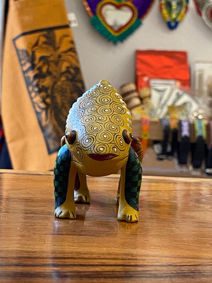 Alebrije fino de camaleón fantástico – figura tallada y pintada a mano en madera de copal, arte oaxaqueño