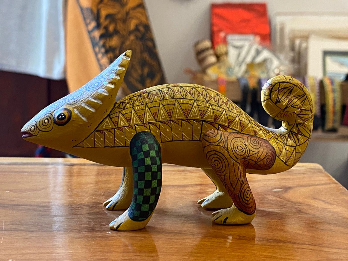Alebrije fino de camaleón fantástico – figura tallada y pintada a mano en madera de copal, arte oaxaqueño