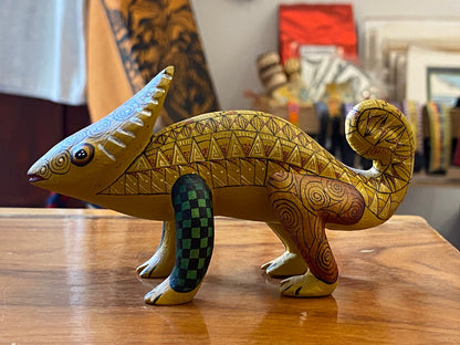 Alebrije fino de camaleón fantástico – figura tallada y pintada a mano en madera de copal, arte oaxaqueño