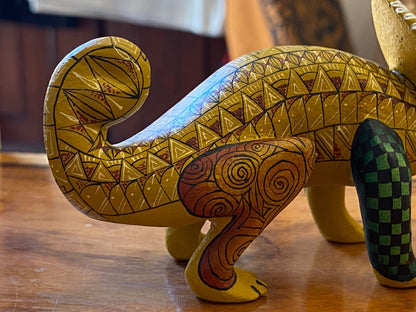 Alebrije fino de camaleón fantástico – figura tallada y pintada a mano en madera de copal, arte oaxaqueño