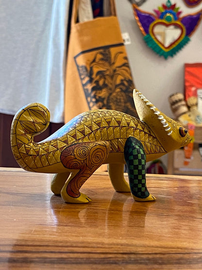 Alebrije fino de camaleón fantástico – figura tallada y pintada a mano en madera de copal, arte oaxaqueño
