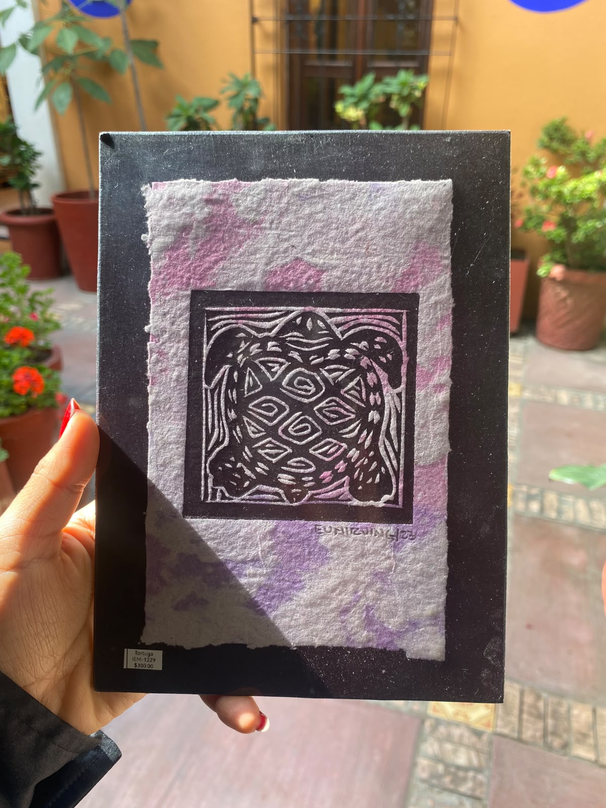 Grabado Artesanal de Tortuga sobre Papel Teñido Tie-Dye | Arte Oaxaqueño