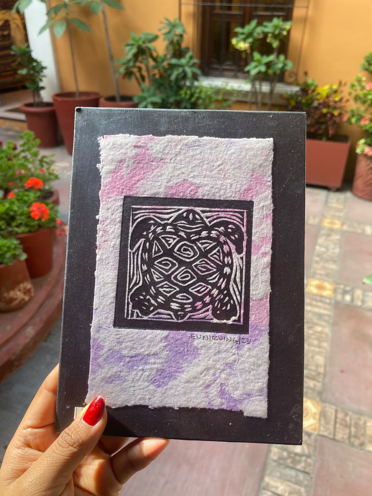 Grabado Artesanal de Tortuga sobre Papel Teñido Tie-Dye | Arte Oaxaqueño