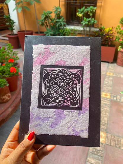 Grabado Artesanal de Tortuga sobre Papel Teñido Tie-Dye | Arte Oaxaqueño