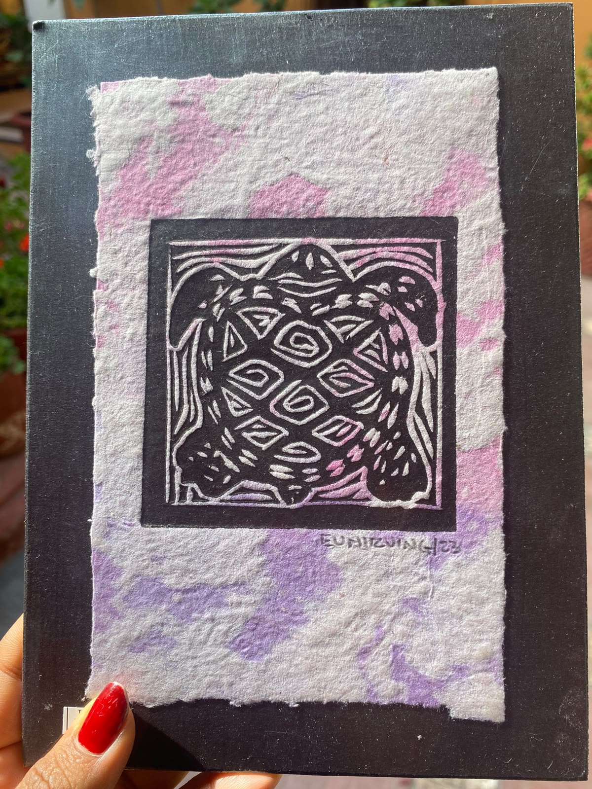 Grabado Artesanal de Tortuga sobre Papel Teñido Tie-Dye | Arte Oaxaqueño