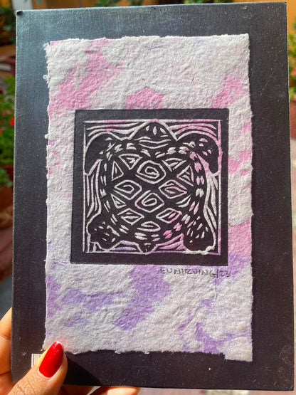 Grabado Artesanal de Tortuga sobre Papel Teñido Tie-Dye | Arte Oaxaqueño