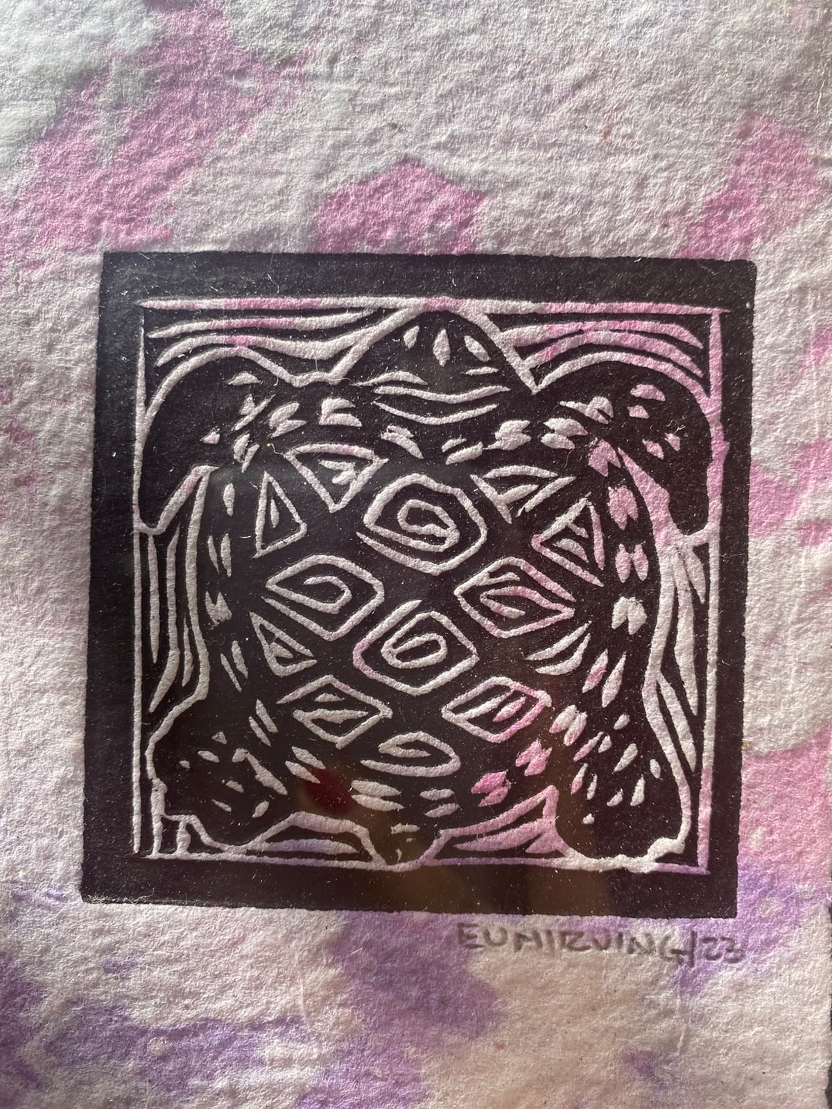 Grabado Artesanal de Tortuga sobre Papel Teñido Tie-Dye | Arte Oaxaqueño