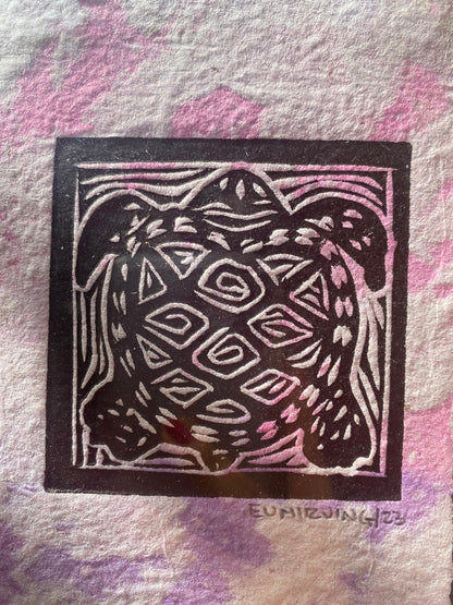 Grabado Artesanal de Tortuga sobre Papel Teñido Tie-Dye | Arte Oaxaqueño
