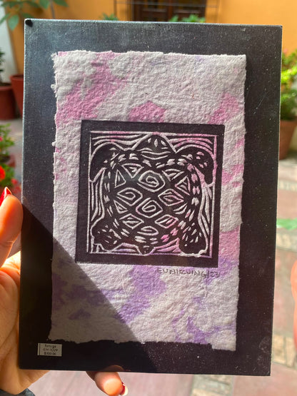 Grabado Artesanal de Tortuga sobre Papel Teñido Tie-Dye | Arte Oaxaqueño