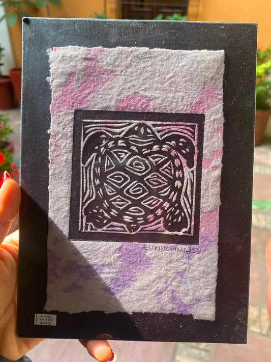 Grabado Artesanal de Tortuga sobre Papel Teñido Tie-Dye | Arte Oaxaqueño