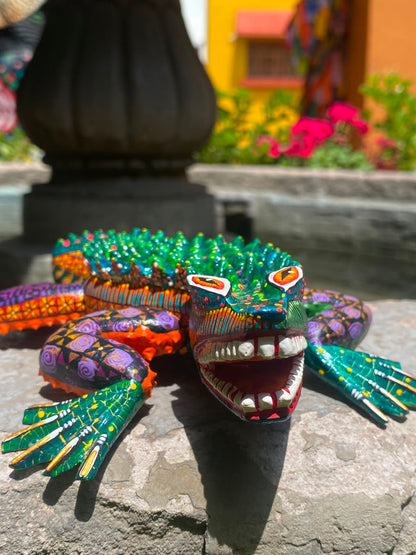 Alebrije Artesanal de Cocodrilo Mediano Tallado y Pintado a Mano | Oaxaca