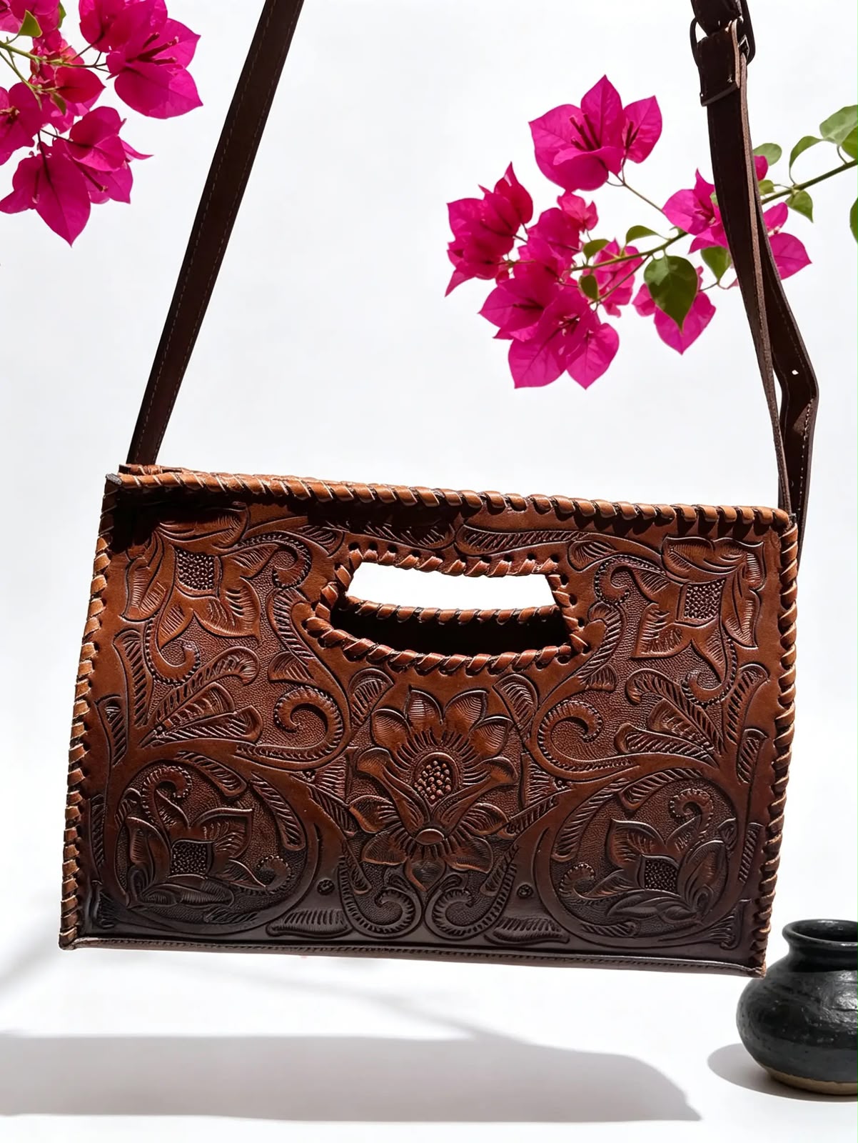 Bolso Artesanal de Piel Repujada a Mano | Flores Talladas | Hecho en Oaxaca