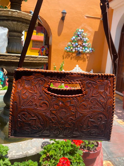 Bolso Artesanal de Piel Repujada a Mano | Flores Talladas | Hecho en Oaxaca