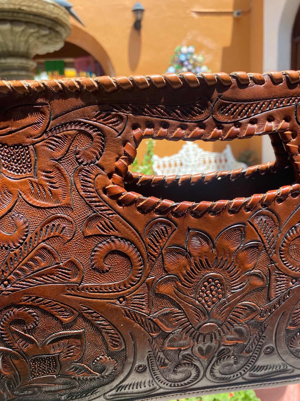 Bolso Artesanal de Piel Repujada a Mano | Flores Talladas | Hecho en Oaxaca