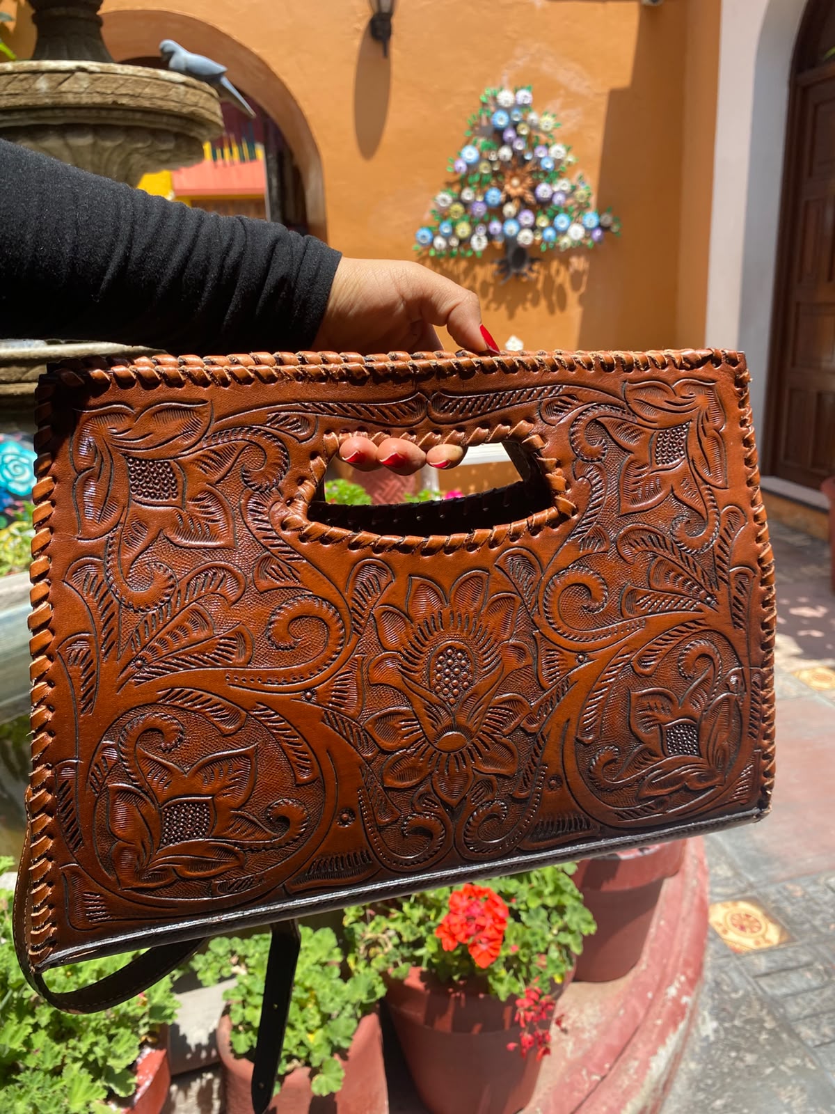Bolso Artesanal de Piel Repujada a Mano | Flores Talladas | Hecho en Oaxaca