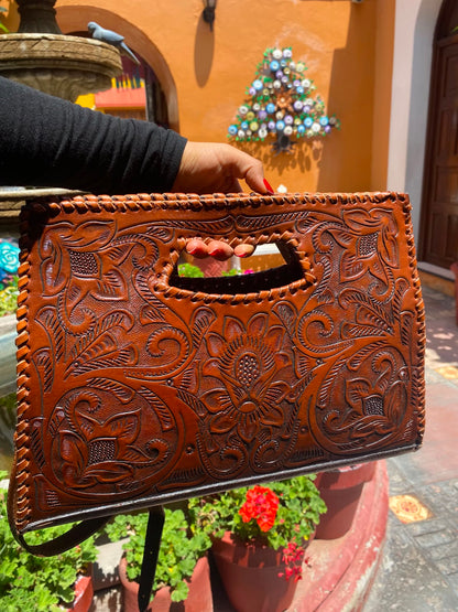 Bolso Artesanal de Piel Repujada a Mano | Flores Talladas | Hecho en Oaxaca