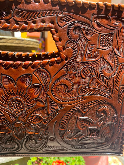 Bolso Artesanal de Piel Repujada a Mano | Flores Talladas | Hecho en Oaxaca