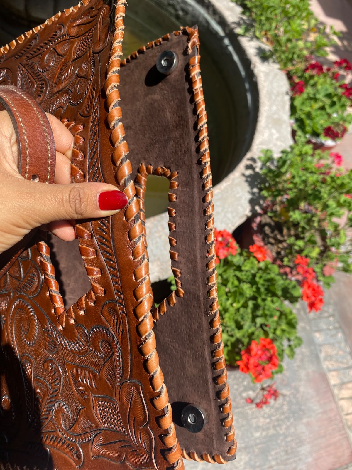 Bolso Artesanal de Piel Repujada a Mano | Flores Talladas | Hecho en Oaxaca