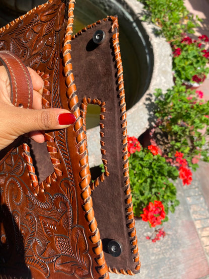 Bolso Artesanal de Piel Repujada a Mano | Flores Talladas | Hecho en Oaxaca