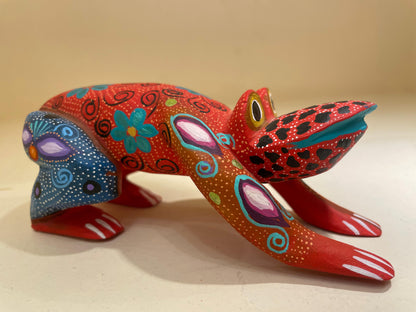Alebrije de rana color rojo con iconografía zapoteca – San Martín Tilcajete Oaxaca