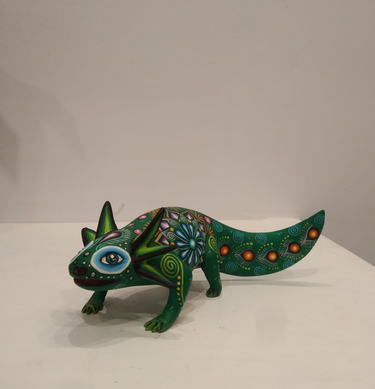 Alebrije de Ajolote Verde Multicolor Hecho a Mano – 15 cm