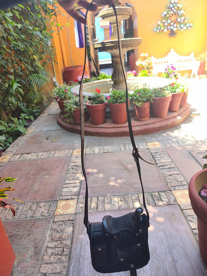 Bolso mediano de piel auténtica en técnica de talabartería negro – hecho a mano en Oaxaca, México.