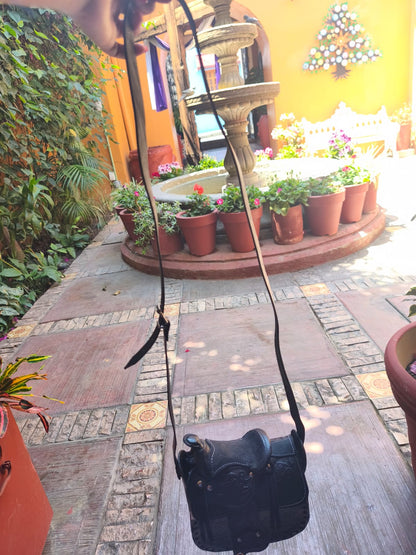 Bolso mediano de piel auténtica en técnica de talabartería negro – hecho a mano en Oaxaca, México.