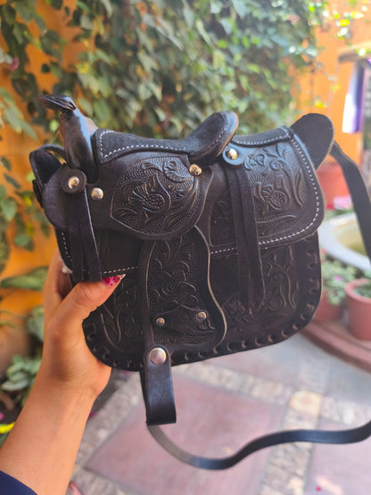 Bolso mediano de piel auténtica en técnica de talabartería negro – hecho a mano en Oaxaca, México.