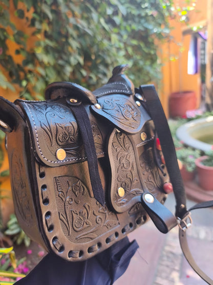 Bolso mediano de piel auténtica en técnica de talabartería negro – hecho a mano en Oaxaca, México.