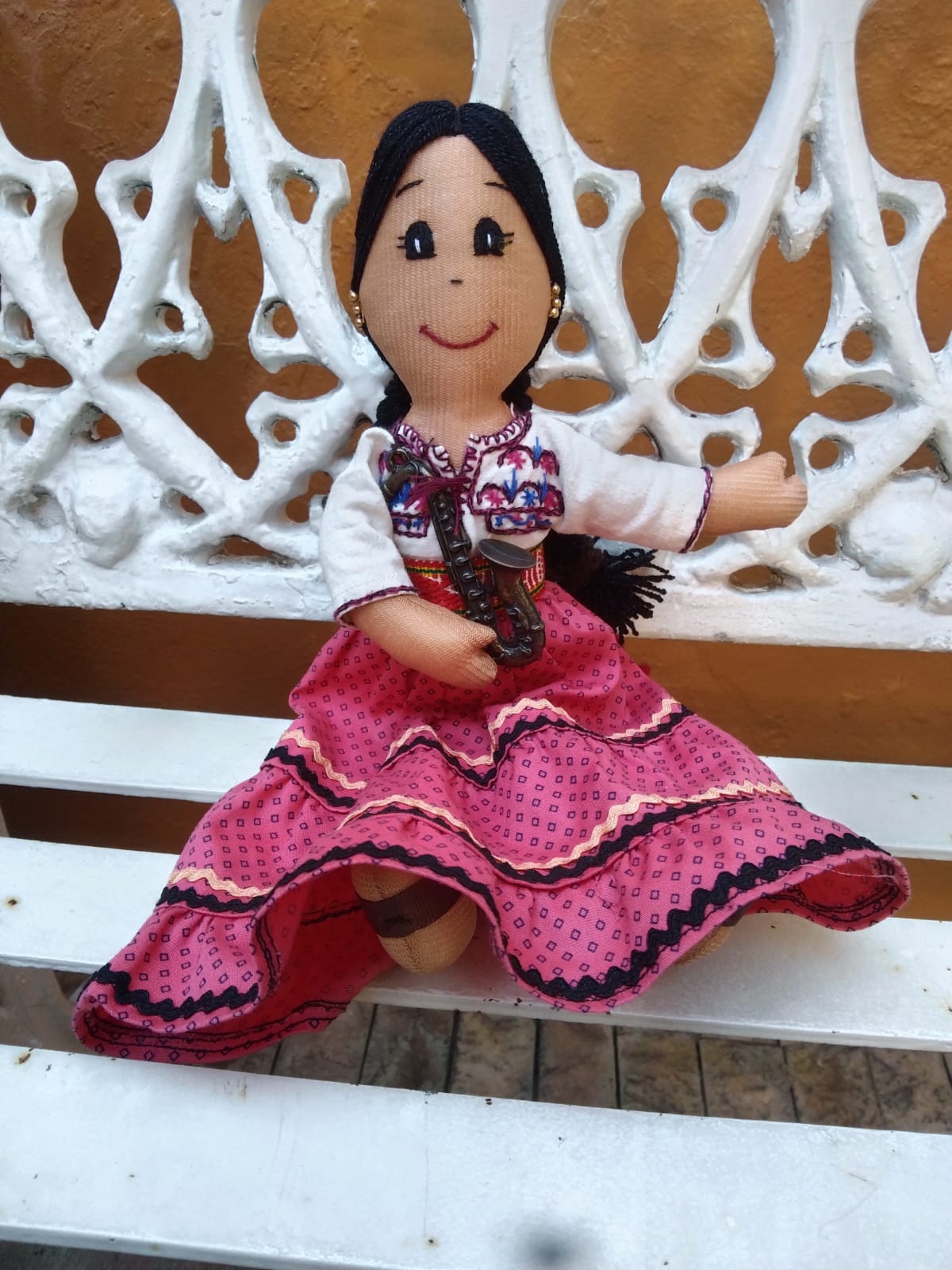 Muñeca de Trapo Artesanal con Saxofón y Trenzas