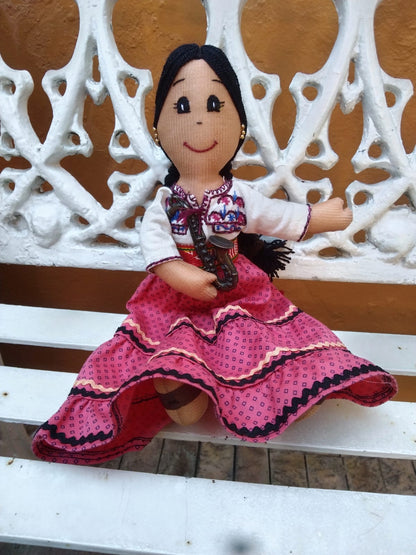 Muñeca de Trapo Artesanal con Saxofón y Trenzas