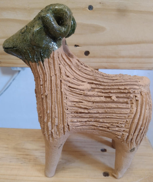 Figura de Borrego en Barro Artesanal – Pieza Única Hecha a Mano